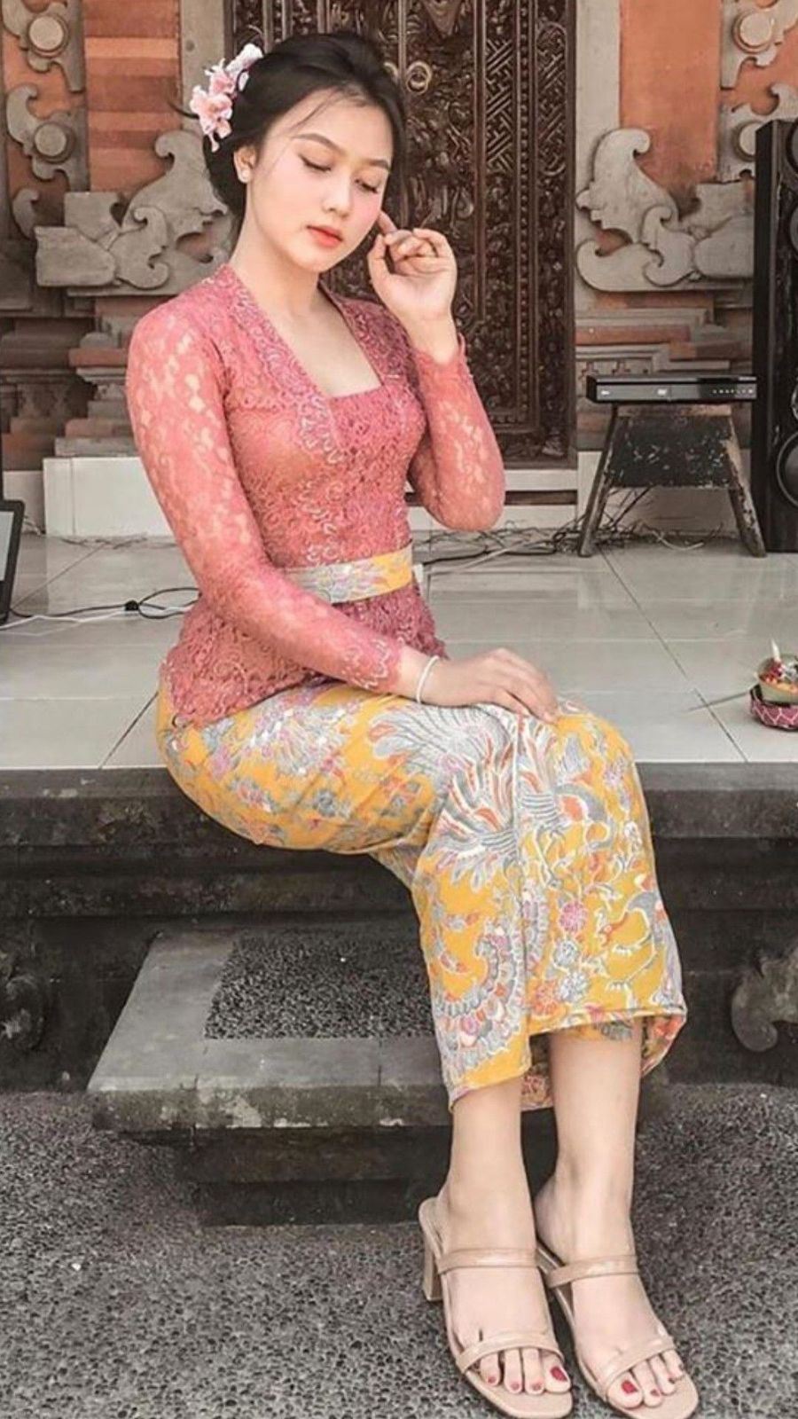 Perempuan mengenakan kebaya batik Lara