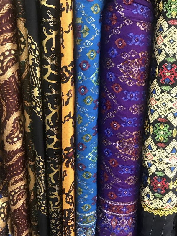 Gulungan kain batik tulis beraneka warna